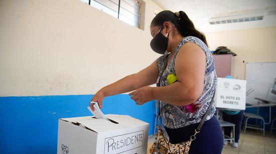 Una ciudadana deposita su voto durante la primera vuelta electoral, el 7 de febrero de 2021, en un recinto de Zámbiza, en las afueras de Quito.