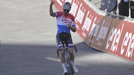 Van der Poel festeja después de cruzar la meta en primer lugar de la Strade Bianche, el sábado 6 de marzo de 2021.