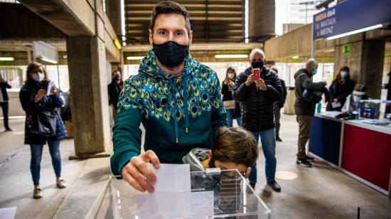 Lionel Messi vota en las elecciones a presidente del club, el domingo 7 de marzo de 2021.