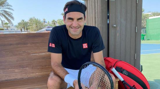 Roger Federer sonríe después de un entrenamiento en Catar, el 5 de marzo de 2021.