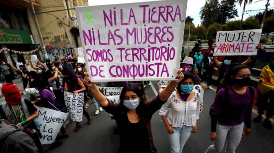 Decenas de mujeres marcharon en Quito este 7 de marzo de 2021, en conmemoración del Día Internacional de la Mujer.