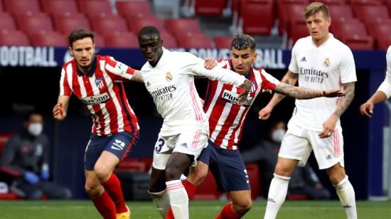 El defensa del Real Madrid Ferland Mendy disputa una pelota en el partido ante Atlético Madrid, el 7 de marzo de 2021.