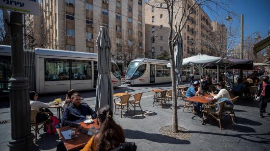 Varias personas llegaron hasta un restaurante en Israel, que reabrió sus puertas, el 7 de marzo de 2021.