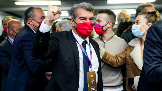 Joan Laporta celebra que fue electo como el nuevo presidente del FC Barcelona, el domingo 7 de marzo de 2021.