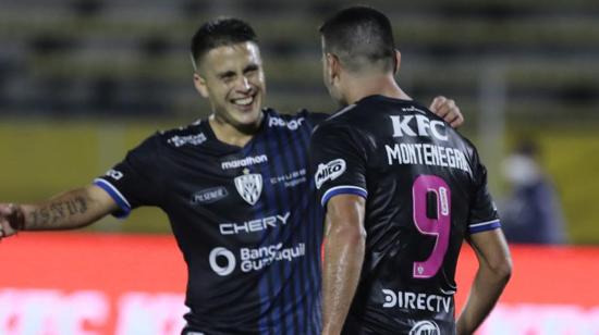 Brian Montenegro celebra su gol ante Mushuc Runa con su compañero Christian Ortiz, el 5 de marzo de 2021.