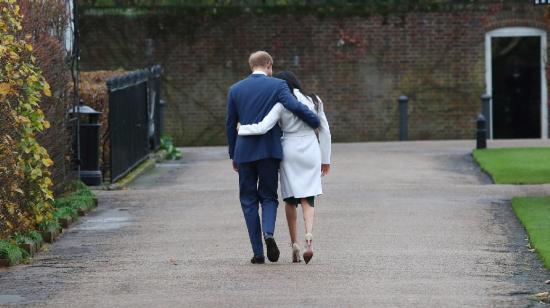 El príncipe Harry Meghan Markle abandonan el anuncio a de su compromiso ante los medios, en el Palacio de Kensington, el 27 de noviembre de 2017.