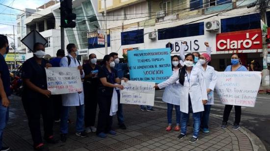 Plantón de médicos posgradistas en una de las calles de Esmeraldas, el 27 de julio de 2020.