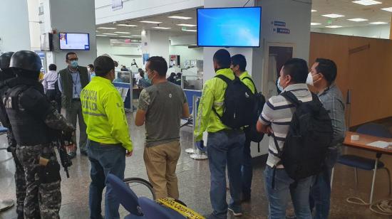 La Policía allanó las oficinas del SRI en Guayaquil, la mañana del 9 de marzo de 2021.