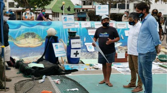 Alberto Andrade, del Frente Insular, Ángel Yánez, alcalde de Santa Cruz, y Norman Wray, presidente del consejo de Gobierno de Galápagos, en un evento con los activistas a favor de la ampliación de la Reserva Marina de Galápagos, el 18 de noviembre de 2020.