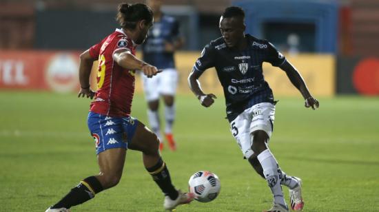 El jugador de Independiente, Beder Caicedo, maneja la pelota en el partido ante Unión Española, el martes 9 de marzo de 2021.