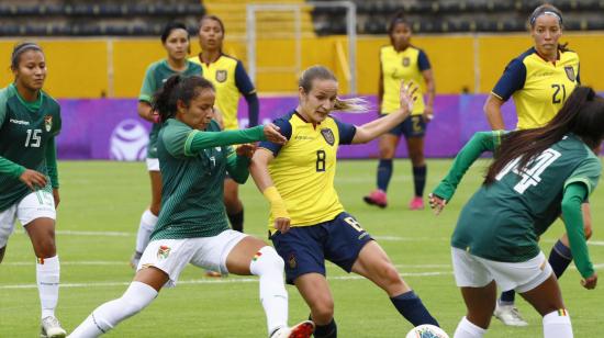 La futbolista ecuatoriana, Marthina Aguirre, disputa un balón frente a las seleccionadas de Bolivia.