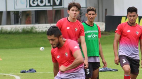 Los jugadores de El Nacional durante un entrenamiento en el Complejo de Tumbaco, el 9 de marzo de 2021.