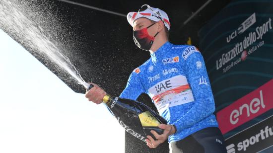 El ciclista Wout Van Aert celebra en el podio su victoria en la Etapa 1 de la Tirreno Adriático, el miércoles 10 de marzo de 2021.