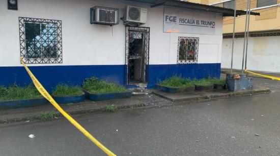 La Policía acordonó el área para investigar los atentados contra la Fiscalía de El Triunfo, en Guayas.