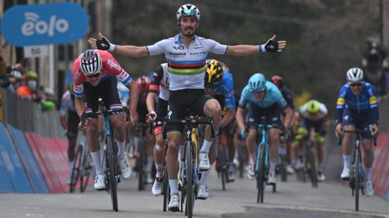 El francés Julian Alaphilippe celebra su victoria en la Etapa 2 de la Tirreno Adriático, el jueves 11 de marzo de 2021.