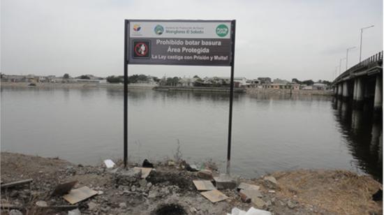 Pese a la prohibición de botar basura en el estero de Guayaquil, los moradores aún dejan escombros.