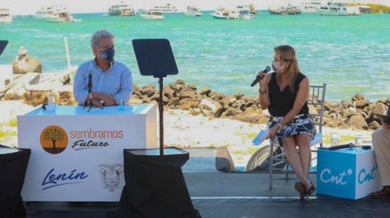 Lenín Moreno, presidente de Ecuador, junto a Martha Moncayo, gerente de CNT, en el evento de socialización del proyecto Cable Submarino de Galápagos en Santa Cruz, 11 de marzo de 2021.