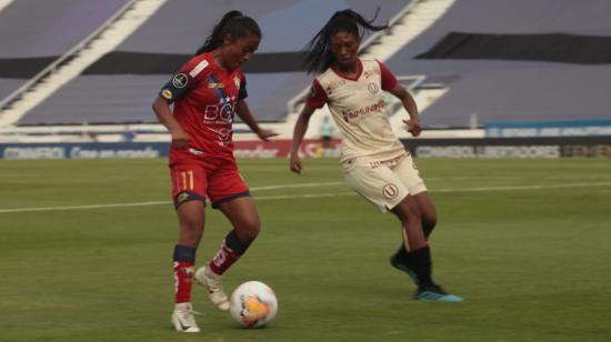 La jugadora de El Nacional, Karen Villa, maneja una pelota en el partido ante Universitario por Copa Libertadores, el jueves 11 de marzo de 2021.