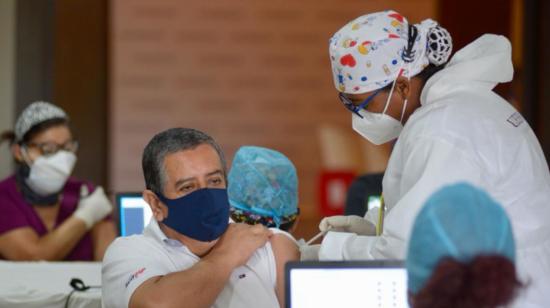 Un médico recibe la vacuna contra el Covid-19 en Guayaquil, el 11 de marzo de 2021.