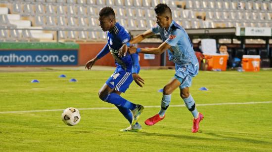 Bryan Carabalí, de Emelec, disputa una pelota en el partido ante Macará, por LigaPro, el jueves 11 de marzo de 2021.