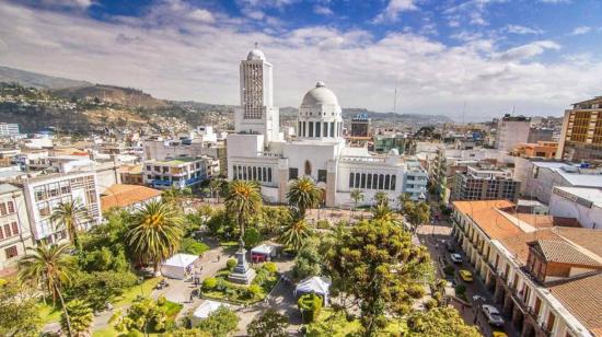 Imagen panorámica del parque Montalvo, en Ambato. 