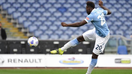 Felipe Caicedo remata al arco en el partido entre Lazio y Crotone, en Roma, el viernes 12 de marzo de 2021.