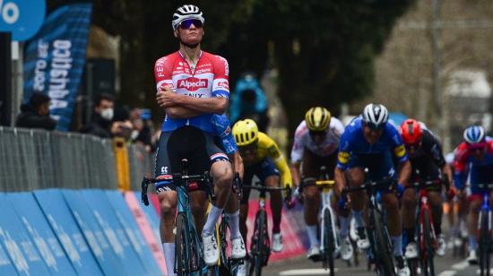 Mathieu Van der Poel cruza sus brazos al momento de ganar la Etapa 3 de la Tirreno Adriático, el viernes 12 de marzo de 2021.