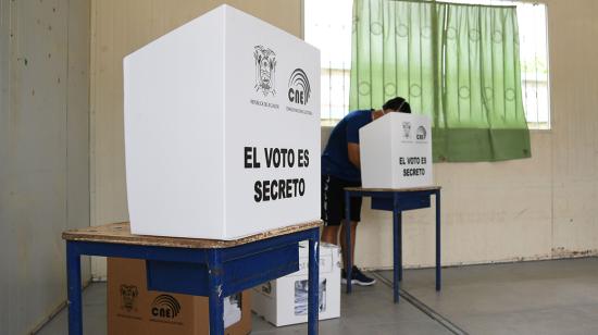 Un ciudadano marca su voto en un recinto de la ciudad de Manta, el 7 de febrero de 2021, durante la primera vuelta electoral.