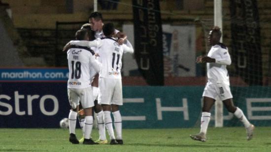 Los jugadores de Liga de Quito festejan uno de los goles anotados en el estadio Alejandro Serrano Aguilar, en Cuenca, este viernes 12 de marzo de 2021.