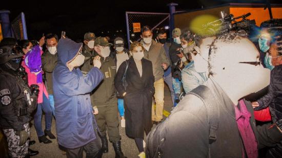  La expresidenta interina de Bolivia Jeanine Áñez (c) a su llegada, este sábado, a un aeropuerto militar en El Alto (Bolivia), el 12 de marzo de 2021.