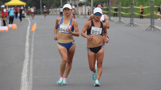 Las marchistas Karla Jaramillo y Paola Pérez en el Campeonato Nacional de Marcha, disputado en Macas el sábado 13 de marzo de 2021.