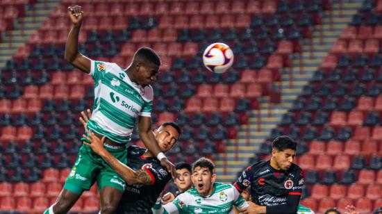 Félix Torres remata de cabeza en el gol de Santos Laguna con el que derrotó a Xolos, el sábado 13 de marzo de 2021.