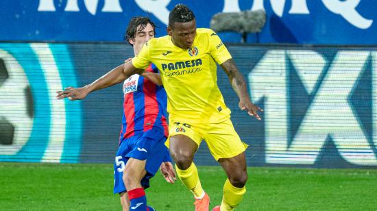 El ecuatoriano Pervis Estupiñán disputa el balón con un jugador de Eibar, el domingo 14 de marzo de 2021, en un partido de LaLiga.