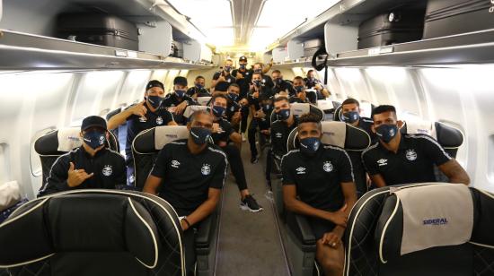 La delegación de Gremio en el avión que los llevará a Quito para disputar la Copa Libertadores ante Ayacucho, el domingo 14 de marzo de 2021.