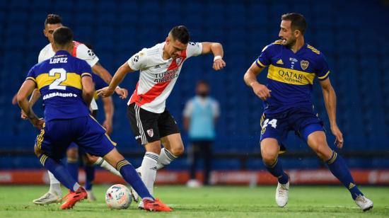 Los jugadores de Boca y River disputan un balón en La Bombonera, este domingo 14 de marzo de 2021.