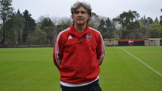 El estratega con la indumentaria de Newell's, mientras dirigía al equipo argentino.