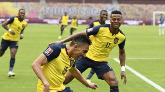 Ángel Mena y Michael Estrada celebran uno de los tantos de la Selección ante Colombia, el 17 de noviembre de 2020.