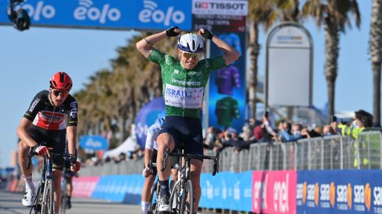 Mads Würtz celebra su victoria en la línea de meta de la Etapa 6 de la Tirreno Adriático, el lunes 15 de marzo de 2021.