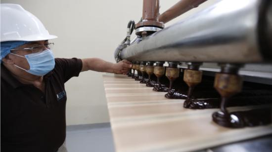 Un trabajador en una planta de una empresa de chocolate en Guayaquil, el 17 de septiembre de 2020. 