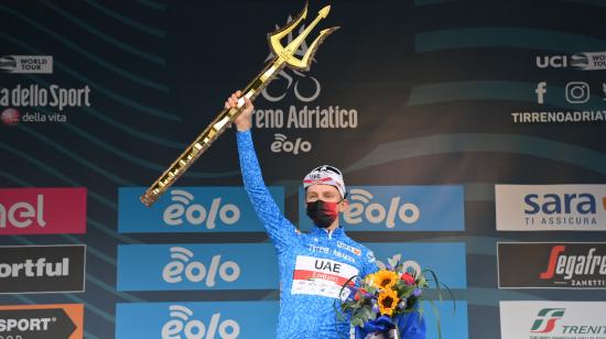 Tadej Pogacar alza el título de la Tirreno Adriático, el martes 16 de marzo de 2021.