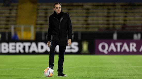 El dirigente ecuatoriano, Michel Deller, en el estadio Olímpico Atahualpa de Quito.