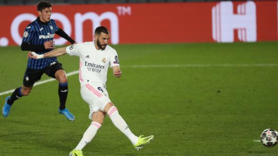 El delantero del Real Madrid, Karim Benzema, remata al arco en el partido ante Atalanta, el martes 16 de marzo de 2021.