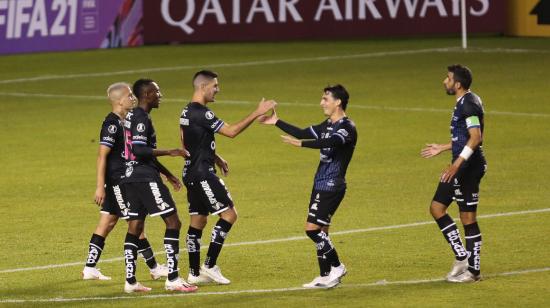 Los jugadores de Independiente festejan uno de los goles ante Unión Española, el 16 de marzo de 2021, en Quito.