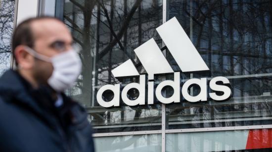 Un hombre con máscarilla frente a la tienda de Adidas en Berlín, Alemania.