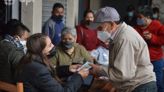 Estudiantes universitarios ayudan a los adultos mayores a registrarse para la vacunación en Cuenca, el 17 de marzo de 2021.