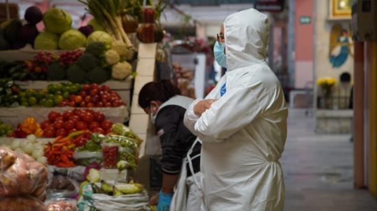 Ciudadanos realizan compras de alimentos en uno de los centros de expendio de Quito el 19 de marzo de 2020.