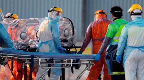 Foto referencial de médicos en los exteriores de un hospital en Chile, en el marco de la pandemia de Covid-19.