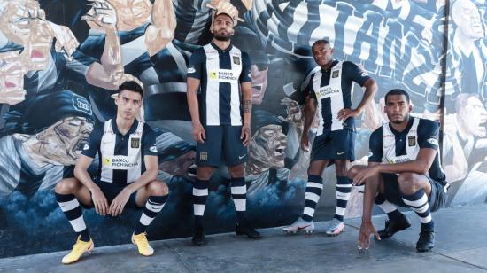 Alianza LIma presentó su indumentaria para la temporada 2021, el 16 de marzo.