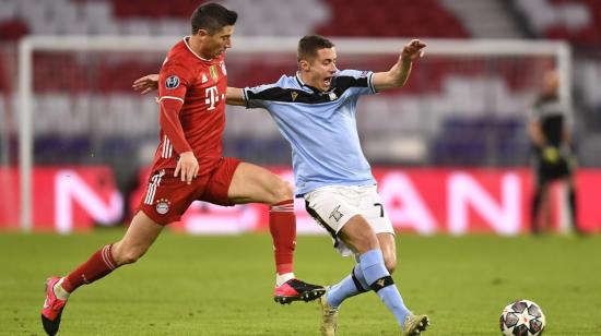 Robert Lewandowski intenta robar un balón en el partido ante Lazio, el miércoles 17 de marzo de 2021.