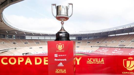 El trofeo que alzará el ganador de la Copa del Rey, en el estadio La Cartuja de Sevilla.